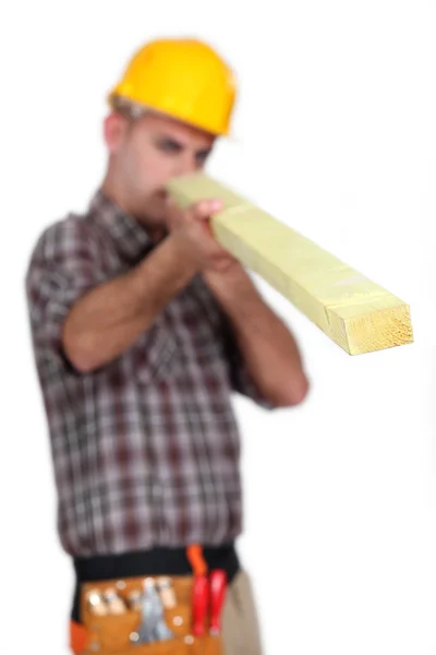 Ambachtsman houden een houten plank — Stockfoto