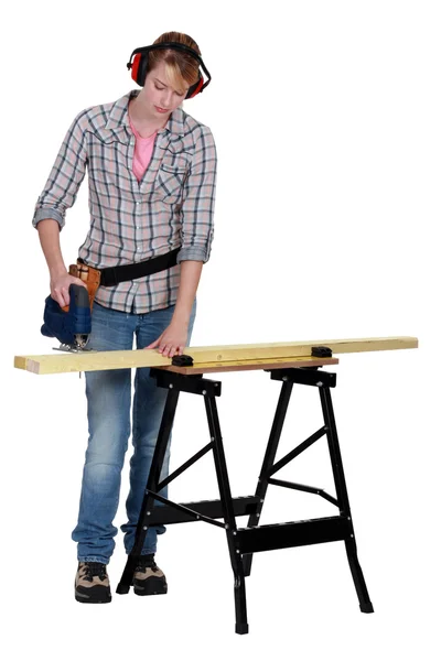 A female carpenter using a jigsaw. — Stock Photo, Image