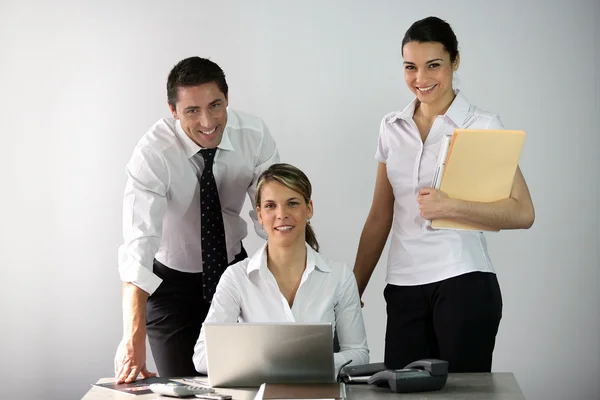 Trzy współpracowników w biurze — Zdjęcie stockowe