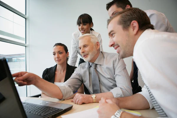Salesteam in front of computer — Stock Photo, Image