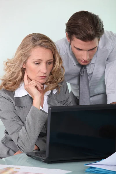 Businessman and woman with laptop — Stock Photo, Image