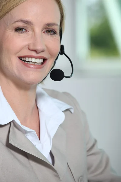 Vrouw lachen met hoofdtelefoon. — Stockfoto