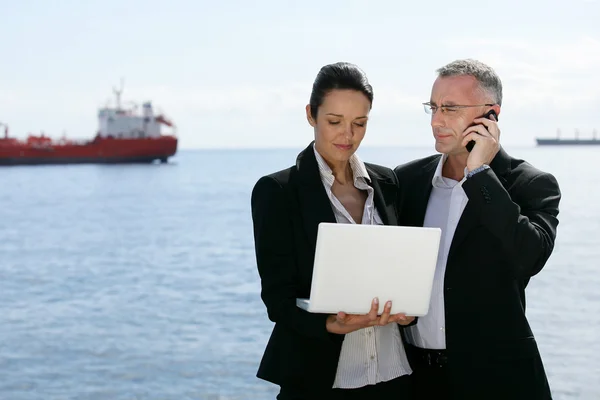 Business professionals lost in the harbour — Stock Photo, Image