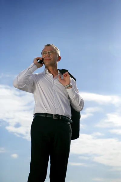 Empresário falando em seu celular — Fotografia de Stock