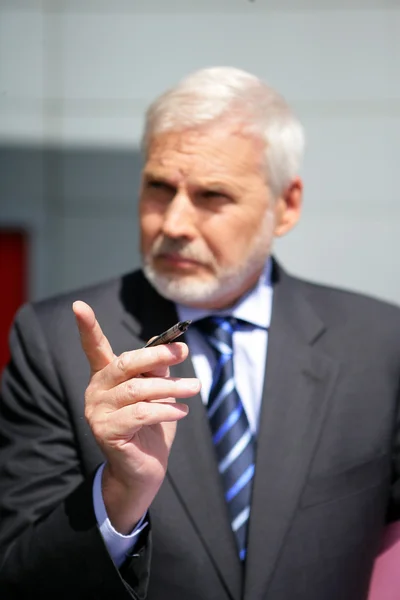 Hombre de negocios señalando con el dedo — Foto de Stock