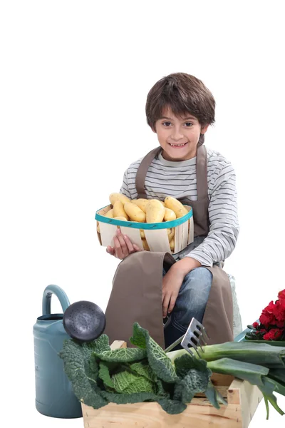 Маленький хлопчик робить вигляд садівника — стокове фото