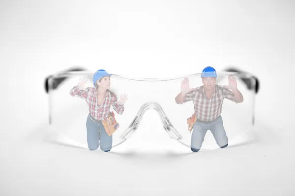 Férfi és nő beragadt mögé óriás védőszemüvegek — Stock Fotó