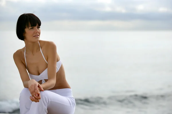 Contemplative woman by the sea — Stock Photo, Image