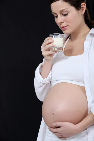 Schwangere trinkt Milch — Stockfoto