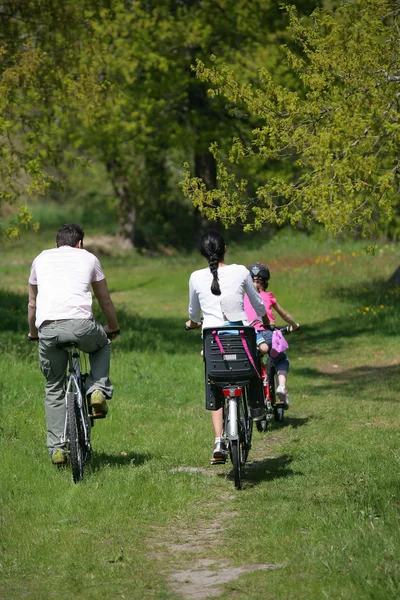 Familjen cykeltur — Stockfoto