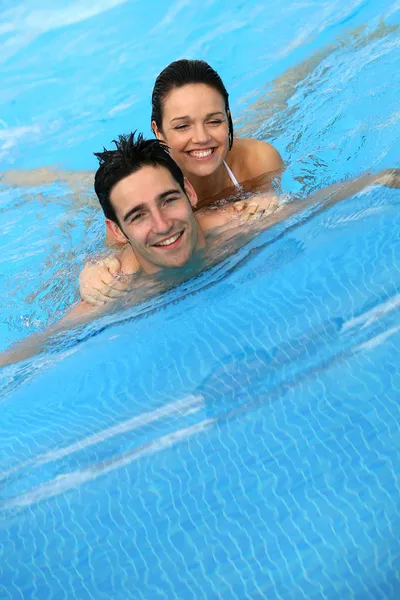Casal nadando juntos na piscina — Fotografia de Stock