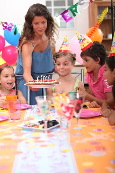 Hora de apagar las velas en la fiesta de cumpleaños de un niño. —  Fotos de Stock