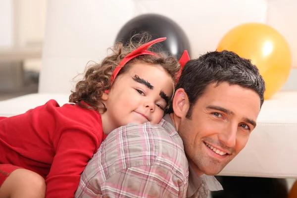Father and little girl celebrating Halloween — Stock Photo, Image