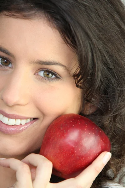 Kobieta trzymająca czerwone jabłko — Zdjęcie stockowe