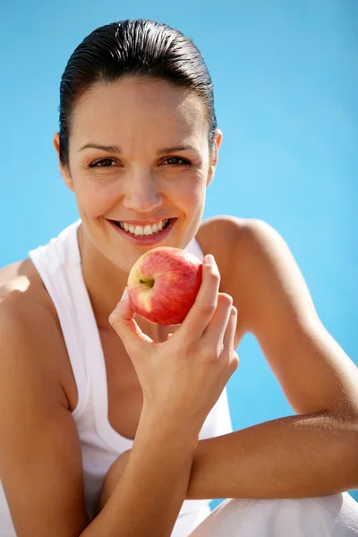Kobieta jedząca jabłko — Zdjęcie stockowe