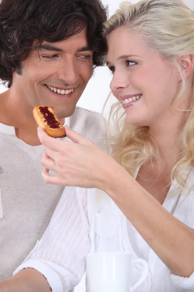 Couple eating biscuit's for breakfast — Stock Photo, Image