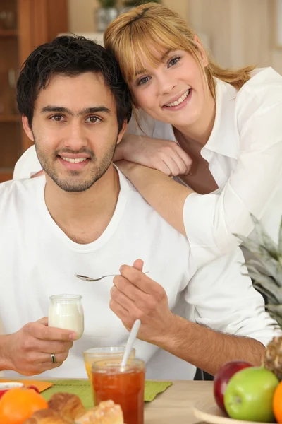 Young couple eating breakfast — Stock Photo, Image