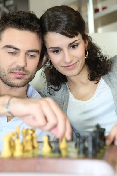 Couple playing chess — Stock Photo, Image