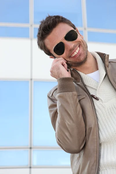 Excited man talking on the phone — Stock Photo, Image
