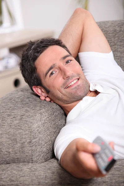 Homem relaxante em seu sofá — Fotografia de Stock