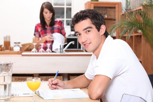 Pareja joven en la cocina — Foto de Stock