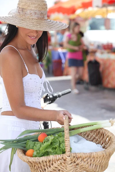 Mulher com uma bicicleta e cesta de produtos de mercado — Fotografia de Stock