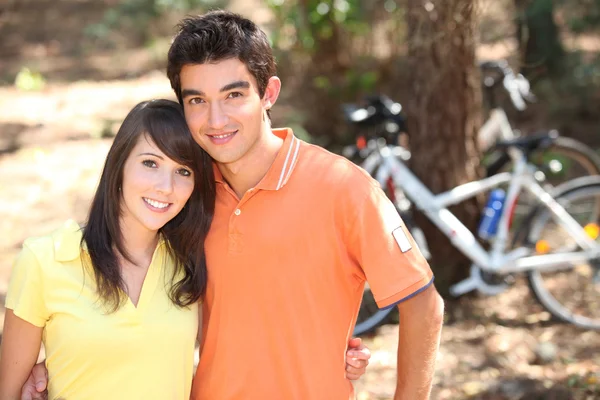 Fiatal pár, a biciklizés — Stock Fotó