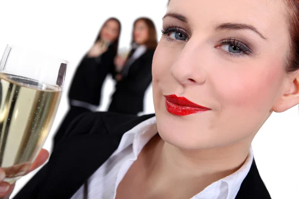 Succesvolle zakenvrouw drinken champagne — Stockfoto
