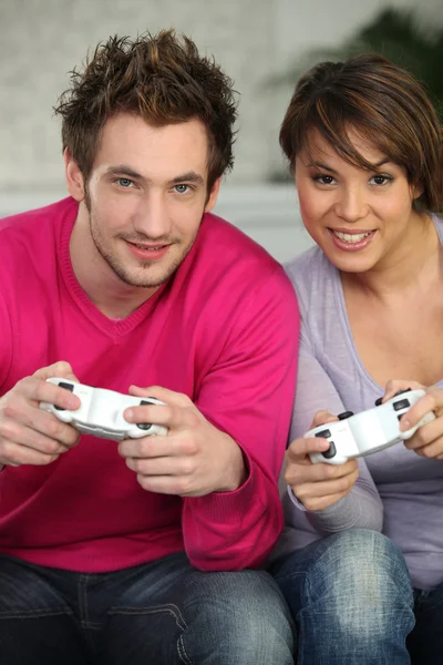 Jovem casal jogando um console de jogos — Fotografia de Stock