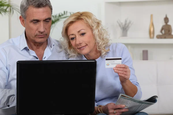 Senioren-Paar kauft im Internet ein — Stockfoto