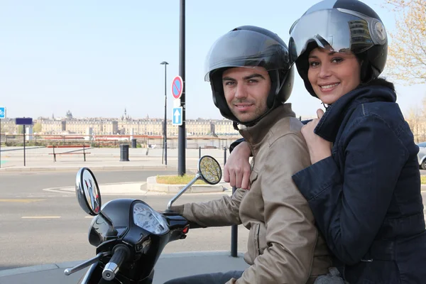 Jovem casal em scooter — Fotografia de Stock