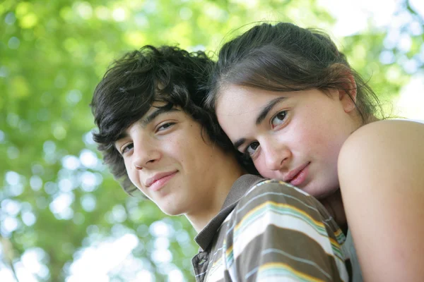 Adolescente menino e menina ao ar livre — Fotografia de Stock