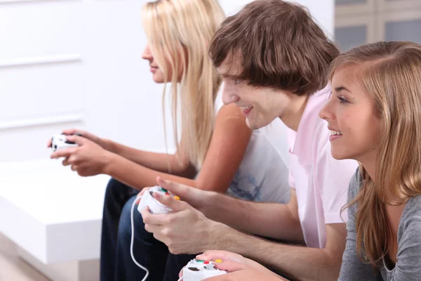 Teenagers playing video games — Stock Photo, Image
