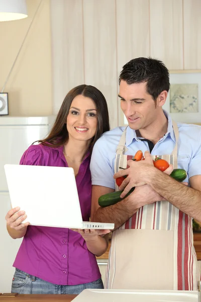 Casal procurando receita no laptop — Fotografia de Stock