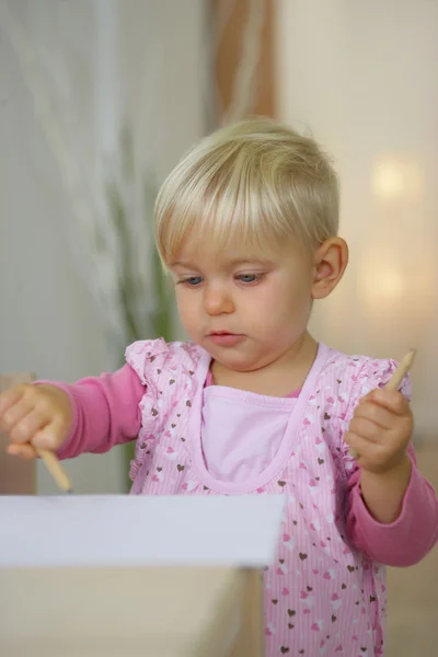 Blond lille barn tegning derhjemme - Stock-foto
