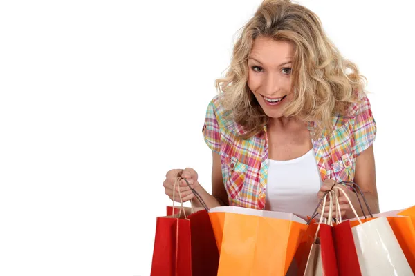 Retrato de uma mulher com sacos de compras — Fotografia de Stock
