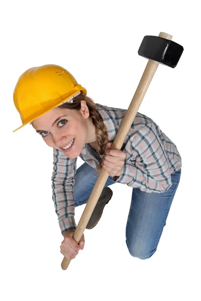 Woman crouching with hammer — Stock Photo, Image