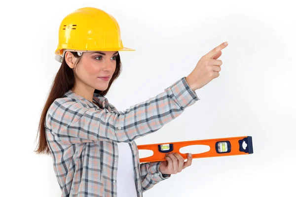 Young woman with spirit level — Stock Photo, Image