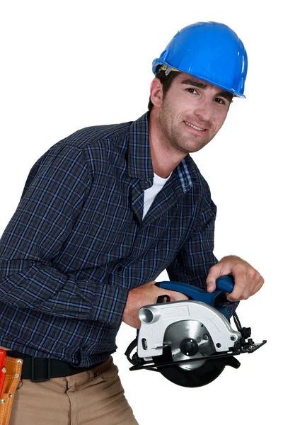 Un ouvrier de la construction avec une scie circulaire . — Photo