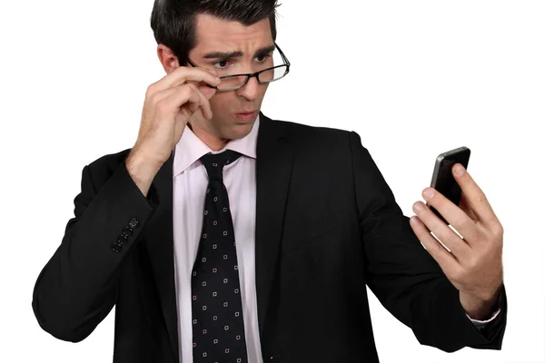 Empresario mirando su celular —  Fotos de Stock