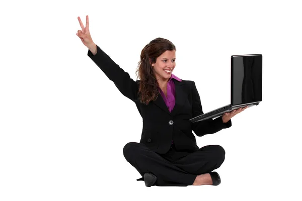 A businesswoman doing the V of victory. — Stock Photo, Image
