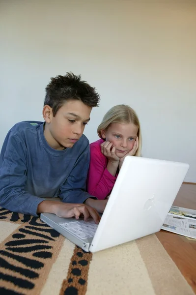Bror och syster gör sina läxor tillsammans — Stockfoto