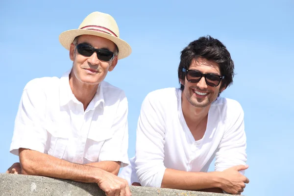 Portrait de deux hommes à l'extérieur avec des lunettes de soleil — Photo