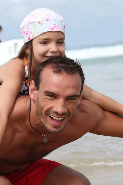 Vader en dochter op het strand — Stockfoto
