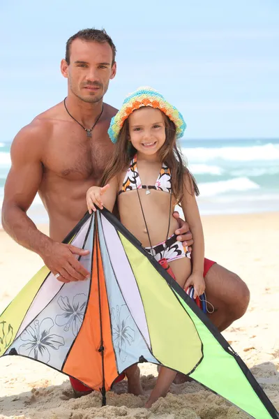 Klein meisje en vader op het strand — Stockfoto