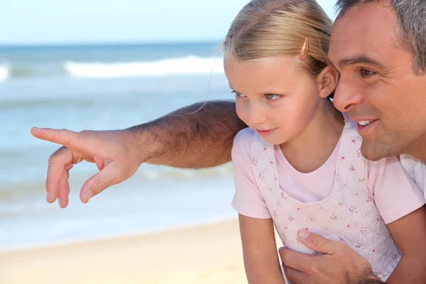 Padre señalando algo a su hija —  Fotos de Stock