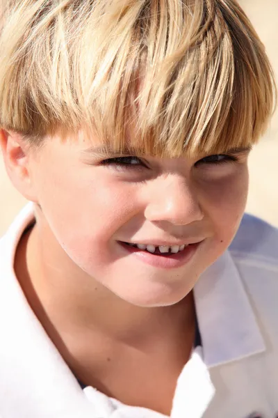 Rapaz sorrindo — Fotografia de Stock