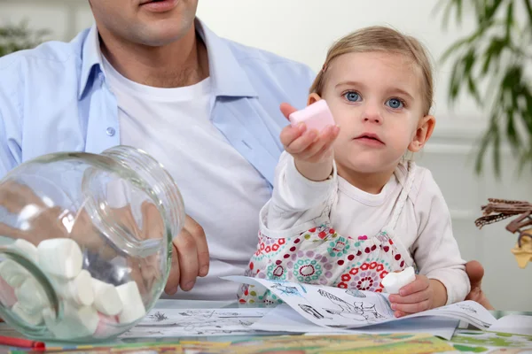 Kleines Mädchen isst Marshmallows — Stockfoto
