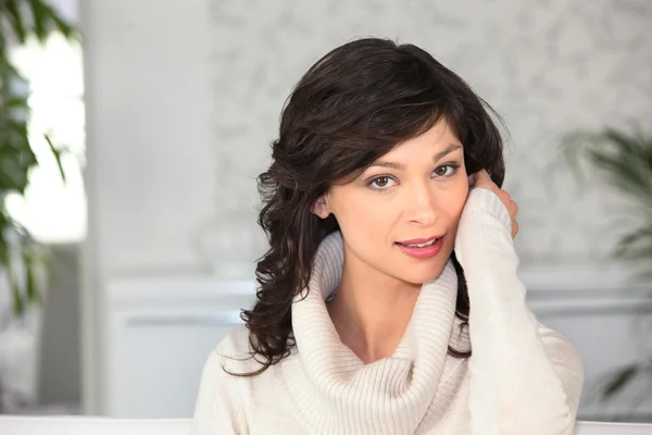 Kazak giyen kadın — Stok fotoğraf