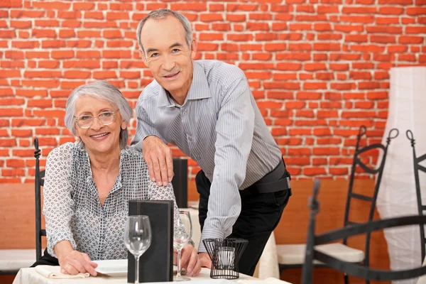 Casal sénior em um restaurante — Fotografia de Stock